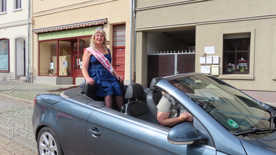 Königin Charlene auf dem Cabrio in Calbe (Saale)